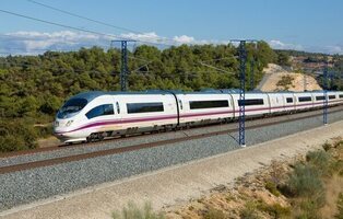 Caos ferroviario: incidencias en la alta velocidad Madrid-Barcelona por una catenaria