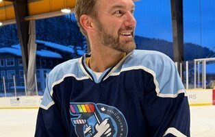 El jugador de hockey Jesse Kortuem se declara gay inspirado por 'Más que rivales'