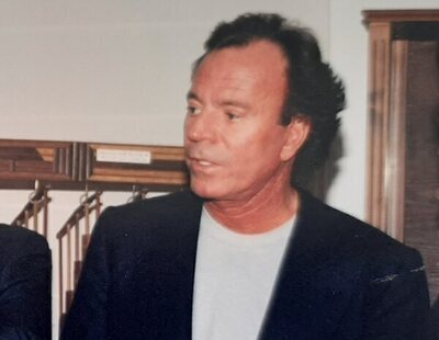 Sale a la luz el viaje de Julio Iglesias a España: acompañado de varias empleadas