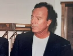 Sale a la luz el viaje de Julio Iglesias a España: acompañado de varias empleadas