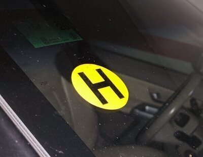 Pegatina H de la DGT: qué es, quién puede obtenerla y sus posibles excepciones en las ZBE