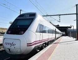 Un Alvia Barcelona-A Coruña impacta con rocas tras un desprendimiento en Lugo