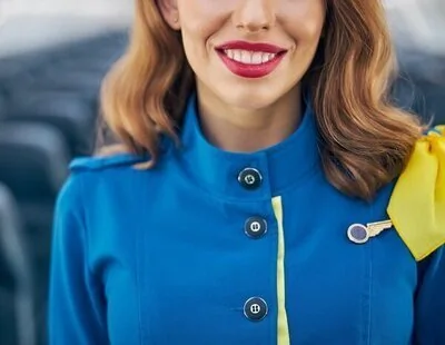 Por qué las azafatas saludan a cada pasajero en el avión: no es lo que crees