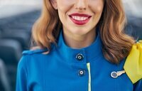 Por qué las azafatas saludan a cada pasajero en el avión: no es lo que crees