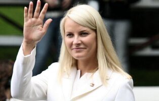 La princesa Mette-Marit se disculpa por más de 1.000 citas en archivos de Epstein