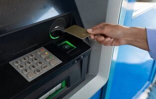 Cuándo se cobra el paro en febrero de 2026: fechas en Caixabank, BBVA, Santander...