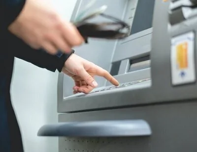 Cuándo se cobran las pensiones en febrero de 2026: fechas en Caixabank, BBVA, Santander...