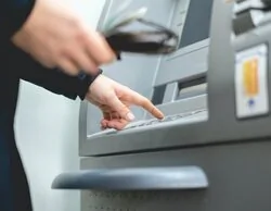 Cuándo se cobran las pensiones en febrero de 2026: fechas en Caixabank, BBVA, Santander...