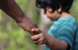 10 hombres drogan y graban la violación de un niño de 5 años con apoyo del padre