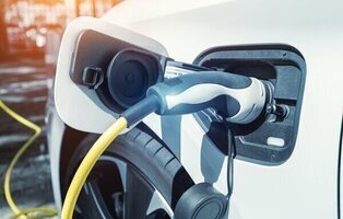 Confirmado por el Gobierno: la ayuda de 4.500 euros para comprar un coche eléctrico