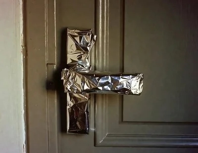 Por qué piden poner papel aluminio en el picaporte de la puerta: los expertos opinan