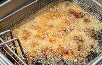 Tragedia en el restaurante: muere un cocinero tras meter la cabeza en una freidora