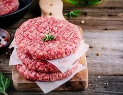 Alerta alimentaria: retiran estas hamburguesas del supermercado con plástico incrustado