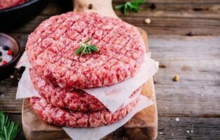 Alerta alimentaria: retiran estas hamburguesas del supermercado con plástico incrustado
