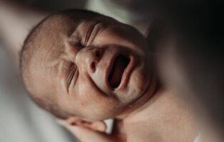 Detenida en Lanzarote tras hallar a su hija de 2 años andando en pañales por la carretera