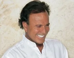 Julio Iglesias se querella contra Yolanda Díaz por llamarlo "abusador sexual"