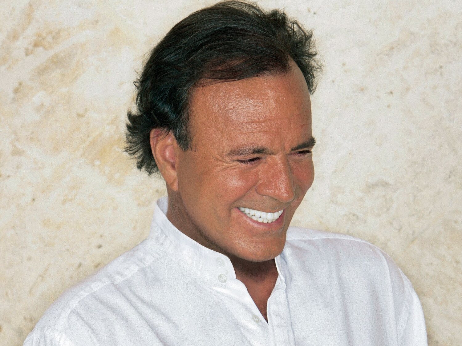 Julio Iglesias se querella contra Yolanda Díaz por llamarlo "abusador sexual"