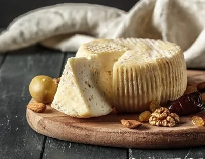 Alerta alimentaria: retiran estos quesos del supermercado con astillas incrustadas