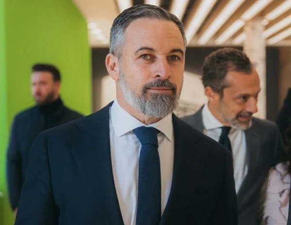 VOX rompe con su origen: la cúpula pierde a históricos mientras Abascal sigue al frente