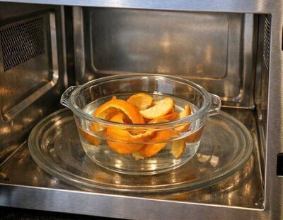 El truco definitivo para tu hogar: poner cáscaras de naranja en el microondas
