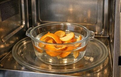 El truco definitivo para tu hogar: poner cáscaras de naranja en el microondas