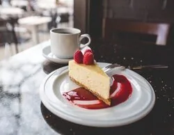 Se gasta 7,50 euros en una porción de tarta: las redes estallan con lo que le sirven