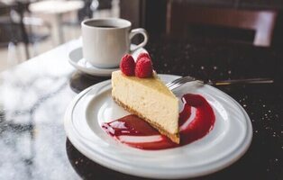 Se gasta 7,50 euros en una porción de tarta: las redes estallan con lo que le sirven