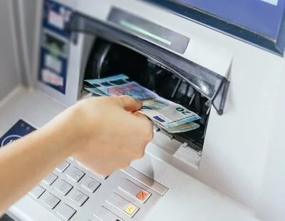 Cuándo se cobra el paro en marzo de 2026: fechas en Caixabank, BBVA, Santander...