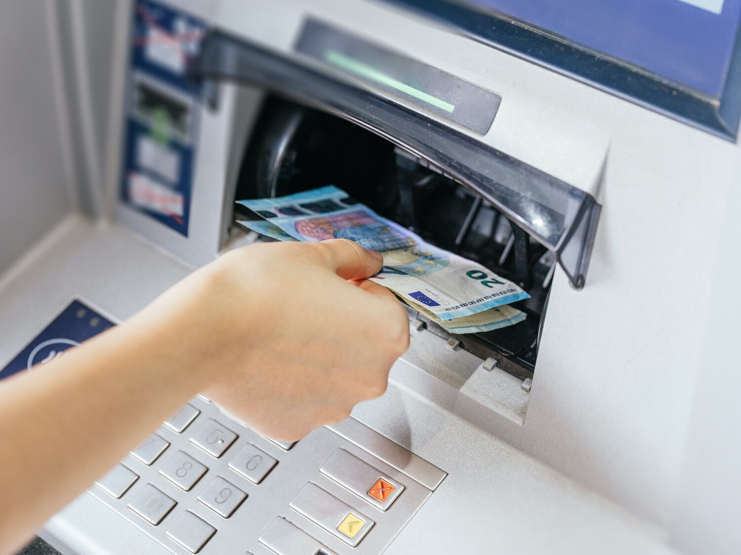 Cuándo se cobra el paro en marzo de 2026: fechas en Caixabank, BBVA, Santander...