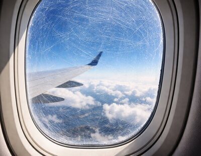 Por qué las ventanas de los aviones se rayan tanto: desvelan si hay riesgo de seguridad
