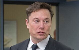 Elon Musk comparte un gráfico falso que vincula su compra de X con menos personas trans