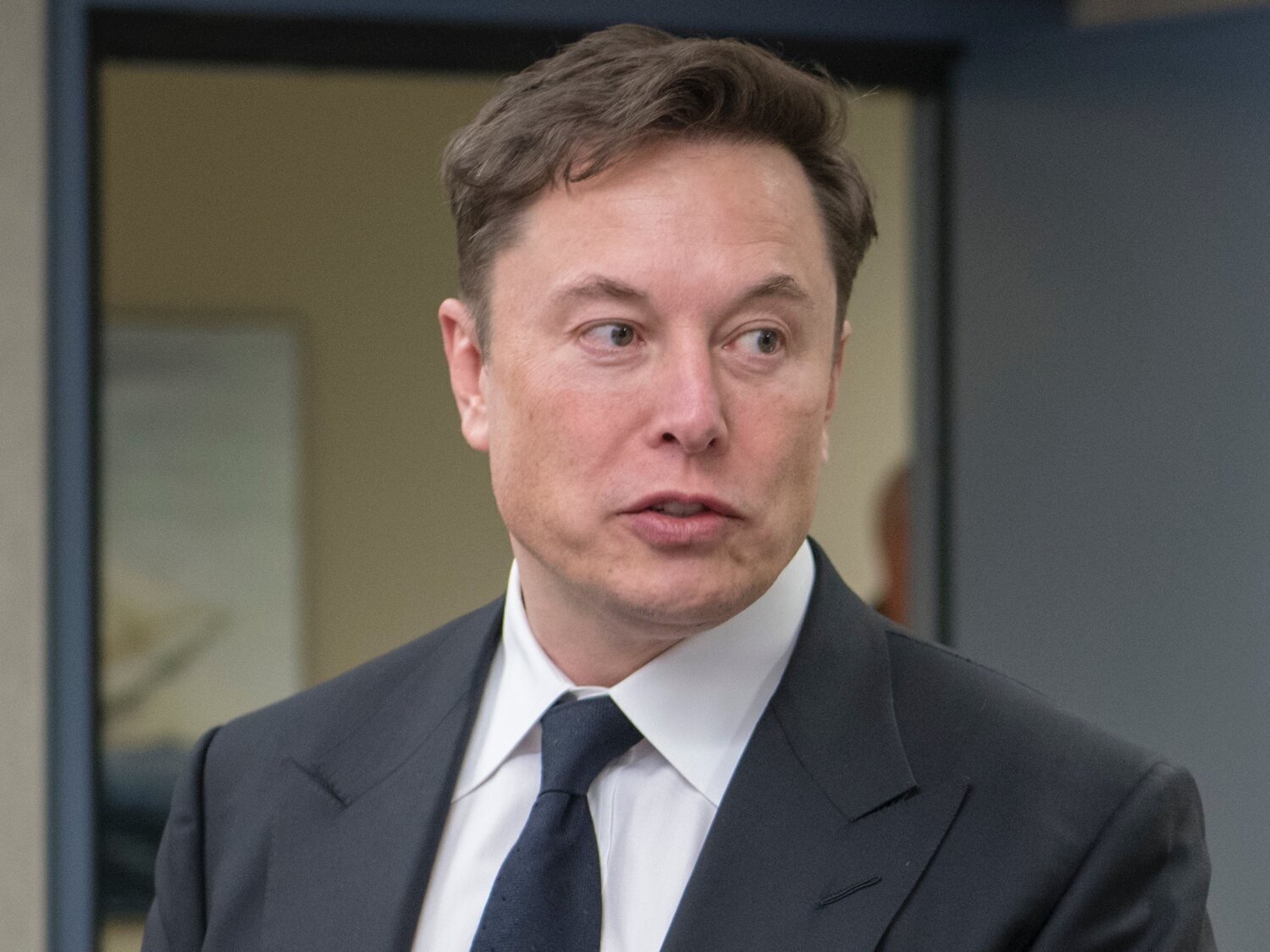 Elon Musk comparte un gráfico falso que vincula su compra de X con menos personas trans