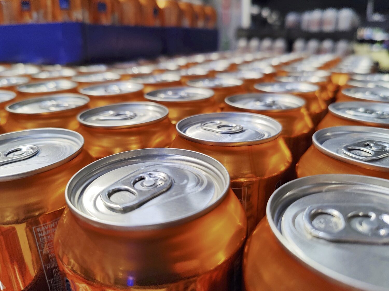 Adiós bebidas energéticas: el Gobierno prohíbe así su venta en supermercados