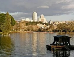 Hallan el cadáver de un hombre flotando en el lago de la Casa de Campo de Madrid
