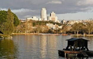 Hallan el cadáver de un hombre flotando en el lago de la Casa de Campo de Madrid