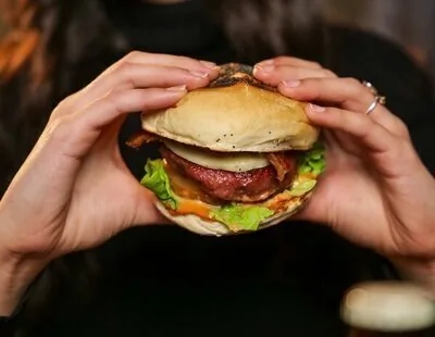 Alerta alimentaria: retiran miles de hamburguesas en restaurantes por mal estado