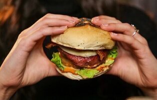 Alerta alimentaria: retiran miles de hamburguesas en restaurantes por mal estado