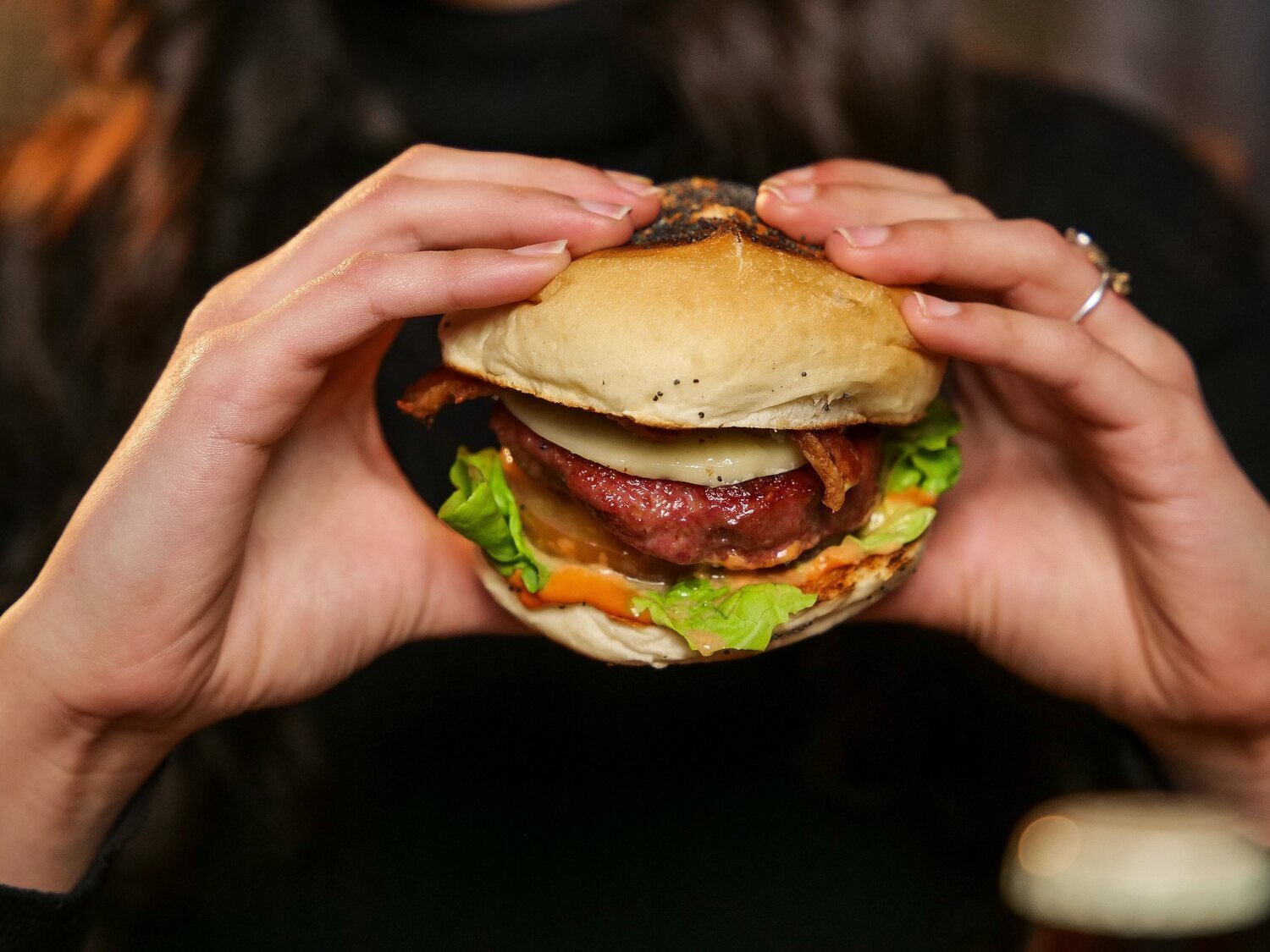 Alerta alimentaria: retiran miles de hamburguesas en restaurantes por mal estado