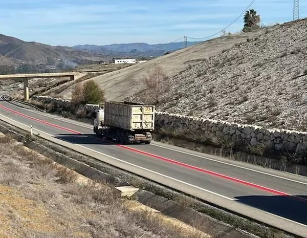 Qué es la línea roja que está apareciendo en las carreteras españolas