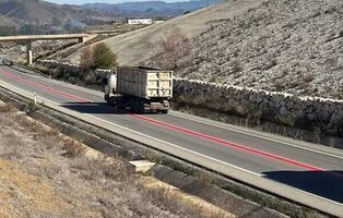 Qué es la línea roja que está apareciendo en las carreteras españolas