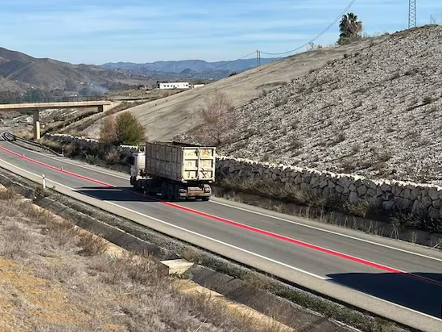Qué es la línea roja que está apareciendo en las carreteras españolas