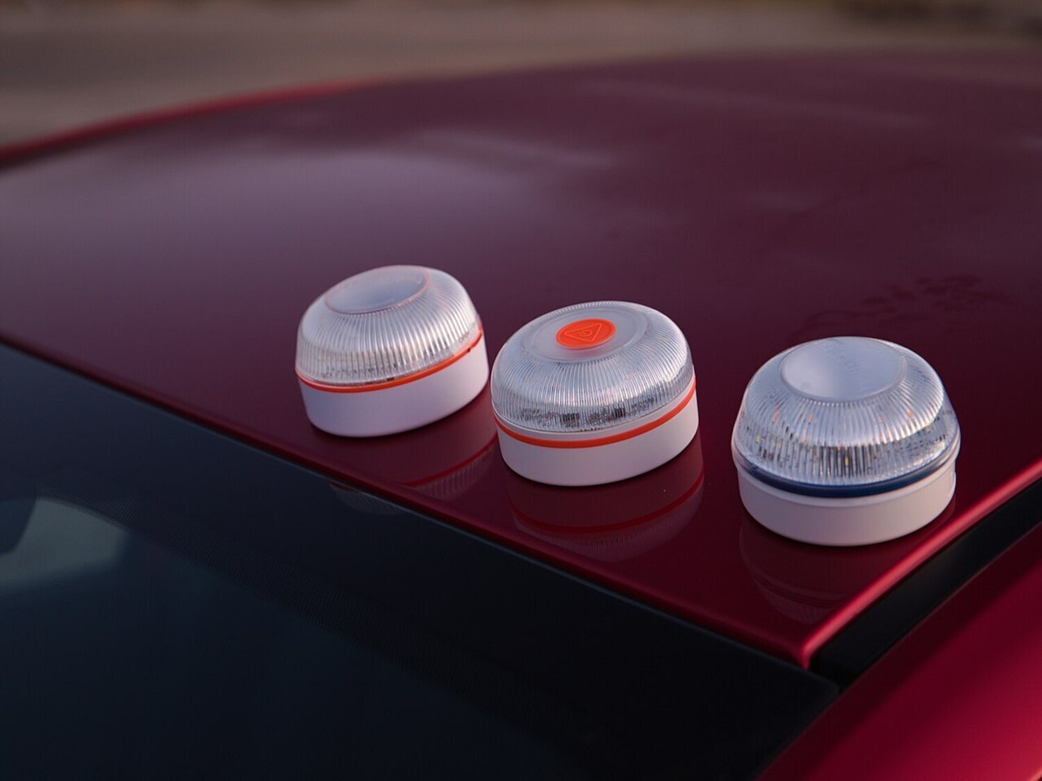 Primeras multas por no llevar la baliza V-16: cuándo te sancionan y cuánto pagarás