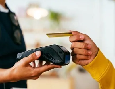 Condenado por pagar dos consumiciones con una tarjeta ajena en Pamplona