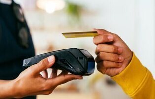 Condenado por pagar dos consumiciones con una tarjeta ajena en Pamplona