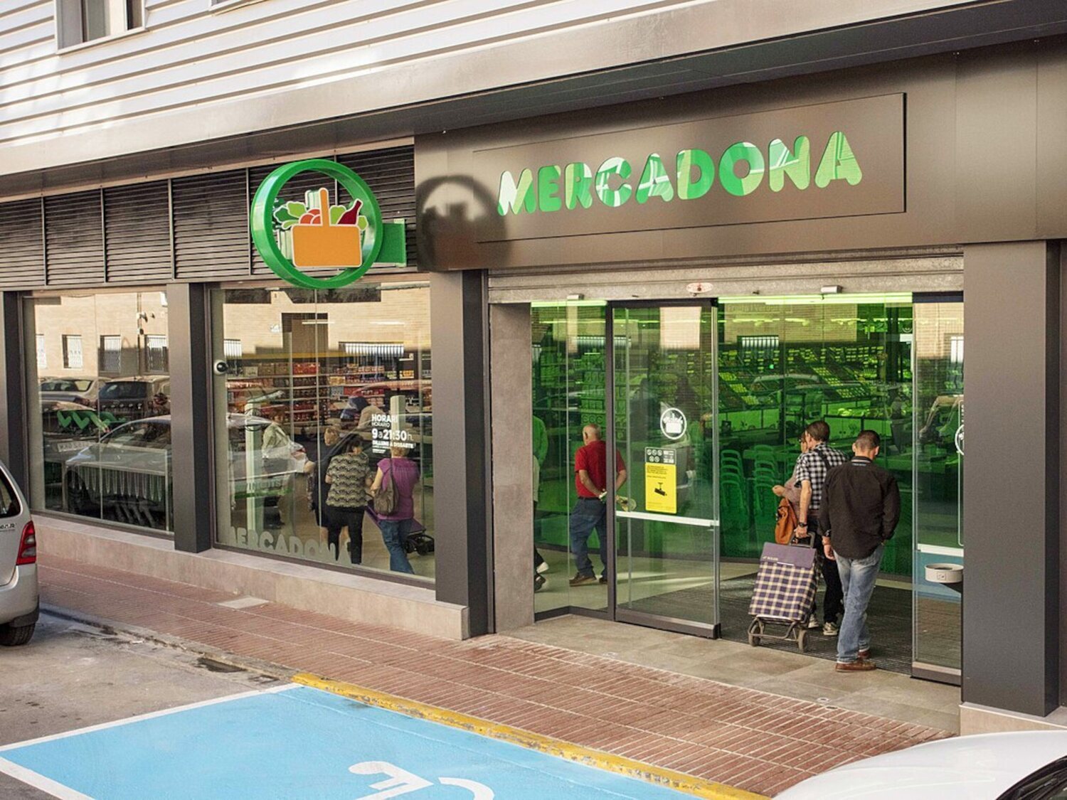 Estos son los supermercados que abren en Semana Santa 2026 y el horario de Mercadona