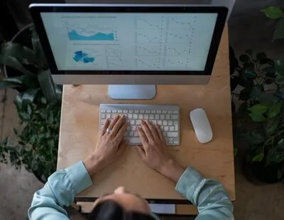 Trabajo prepara una reforma para que las empresas vigilen el estrés laboral y la salud mental