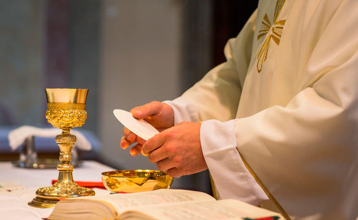 El sacerdote solía olvidar fechas de bodas y citas importantes