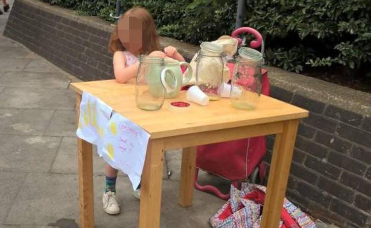 La niña estuvo vendiendo limonada antes de que los agentes la increpasen