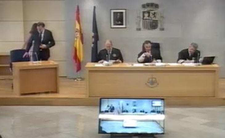 Rajoy se sienta a la derecha del tribunal, en una mesa especial para ?l, para evitar el 'banquillo'