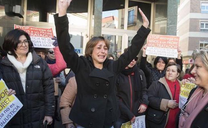 La madre se manifestó para evitar que la jueza le arrebatase a sus hijos